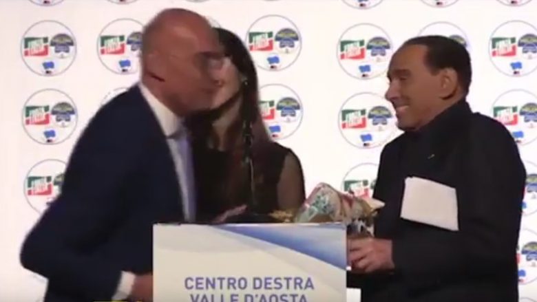 Berlusconi e ngacmon gjatë takimit elektoral, koordinatori i thotë se është vajza e tij (Video)