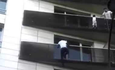 “Spider-Man” i Parisit, ngjitet deri në katin e katërt për të shpëtuar fëmijën e varur në ballkon – emigranti merr një ftesë nga presidenti francez (Video)