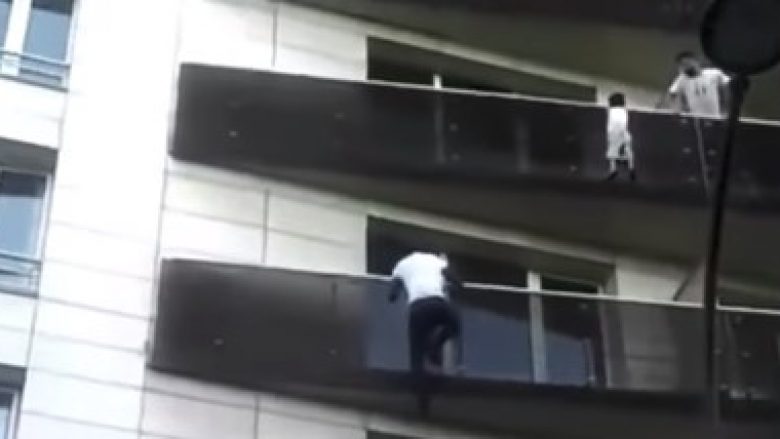 “Spider-Man” i Parisit, ngjitet deri në katin e katërt për të shpëtuar fëmijën e varur në ballkon – emigranti merr një ftesë nga presidenti francez (Video)