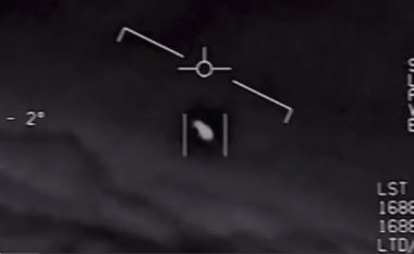 Pamje që thuhet se tregojnë momentin kur aeroplanët amerikanë ndeshin një “UFO supersonik” (Video)