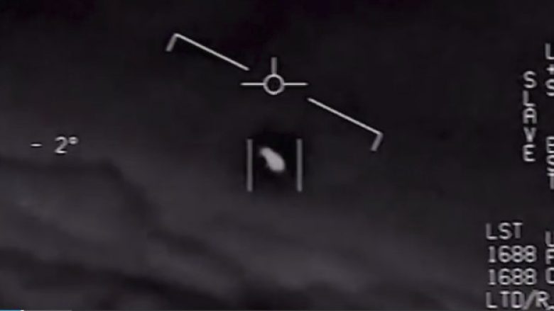 Pamje që thuhet se tregojnë momentin kur aeroplanët amerikanë ndeshin një “UFO supersonik” (Video)