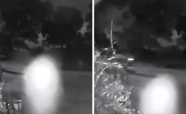 Familja vendosi kamerën e sigurisë jashtë shtëpisë së tyre – gjatë natës u shfaqën disa drita të çuditshme (Video)