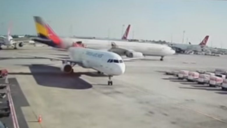 Llogaritjet u bënë keq, dy aeroplanë u përplasen në një aeroport në Turqi (Video)