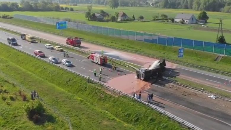 Rrotullohet cisterna, 12 tonë çokollatë derdhen mbi një autostradë në Poloni (Video)