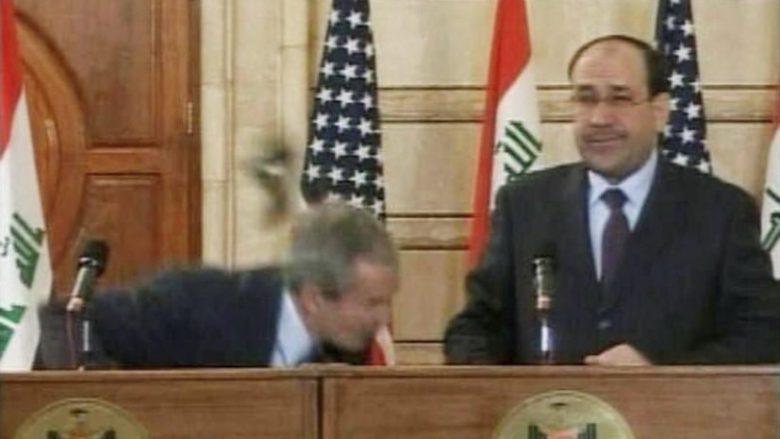 E mbani mend gazetarin që gjuajti presidentin amerikan me këpucë? Sot ai kandidon në zgjedhjet e Irakut (Foto/Video)