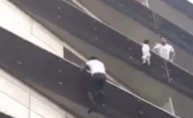 Katërvjeçari i shpëtuar në Paris kishte “rrëshqitur” nga një kat më lartë, para se të shpëtohej nga “Spider-Man” i cili fitoi nënshtetësinë franceze (Foto/Video)