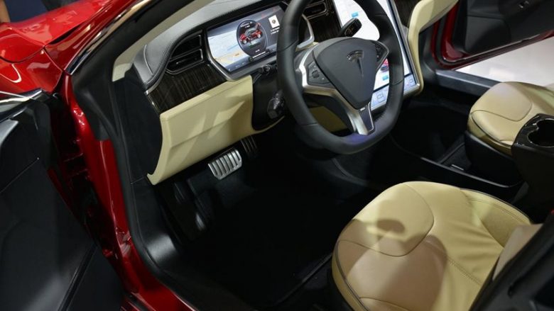Shoferit të makinës Tesla i morën lejen e vozitjes, për mënyrën si e shfrytëzoi autopilotin (Video)