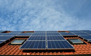 Amvisëritë dhe kompanitë do të mund ta shesin rrymën e prodhuar nga panelet solare