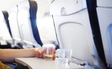 Stjuardesa refuzoi t’i shërbente alkool, udhëtari urinoi qëllimisht në karrige – dënohet me njëmijë euro gjobë  (Foto)