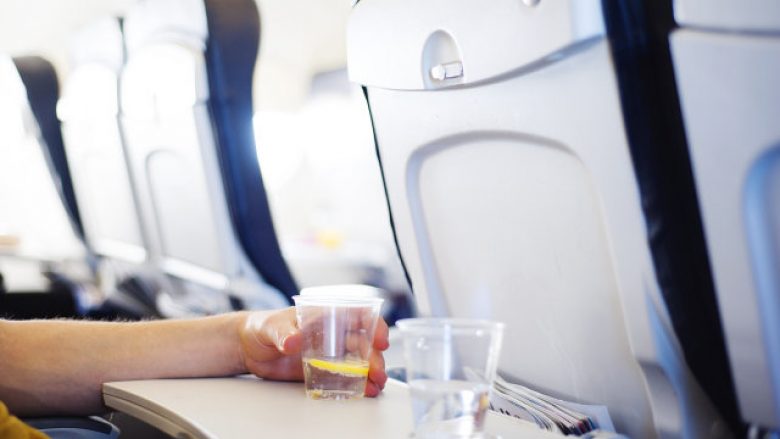 Stjuardesa refuzoi t’i shërbente alkool, udhëtari urinoi qëllimisht në karrige – dënohet me njëmijë euro gjobë  (Foto)