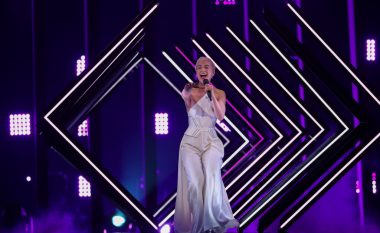 Ndërhyrje në skenën e Eurovisionit gjatë interpretimit të përfaqësueses së Mbretërisë së Bashkuar