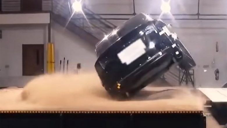 Tesla Model X “refuzon të rrotullohet” sikur makinat tjera SUV (Video)