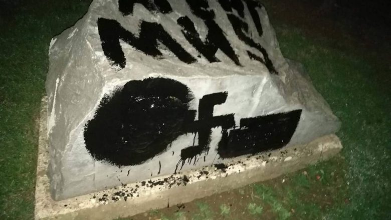 Grafite naziste në bustin e Titos në Kumanovë (Foto)