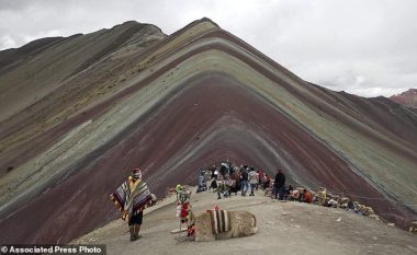 Turistët mbushin malin shumëngjyrësh që është zbuluar së fundmi, rrezikojnë rëndë ambientin (Foto)