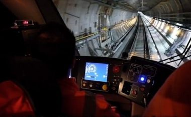 Udhëtimi në tren me pamje nga perspektiva e makinistit (Video)