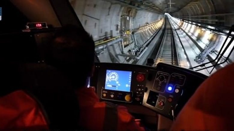 Udhëtimi në tren me pamje nga perspektiva e makinistit (Video)