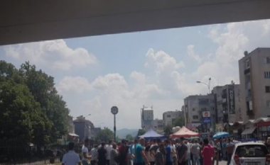 Incident në Bit Pazar të Shkupit: Pronarët e tezgave përplasen me policin