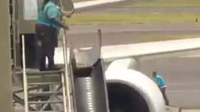 Valixhet e udhëtarëve u hodhën qëllimisht nga punonjësja e aeroportit (Video)