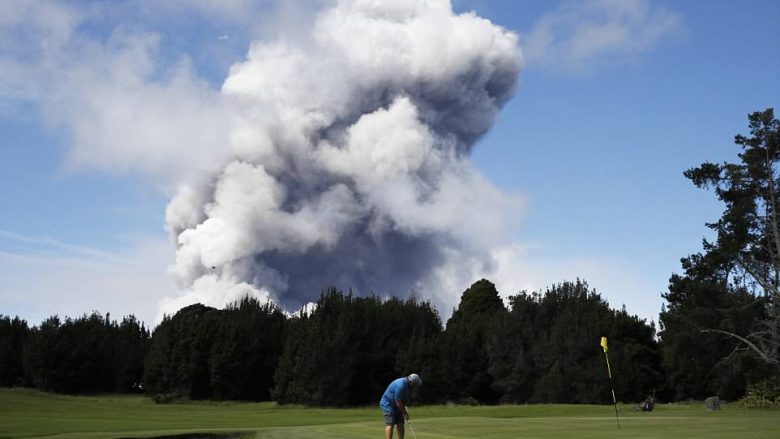 Vazhdojnë të luajnë golf, nën shtëllungat enorme të tymit që po lëshon vullkani (Foto)