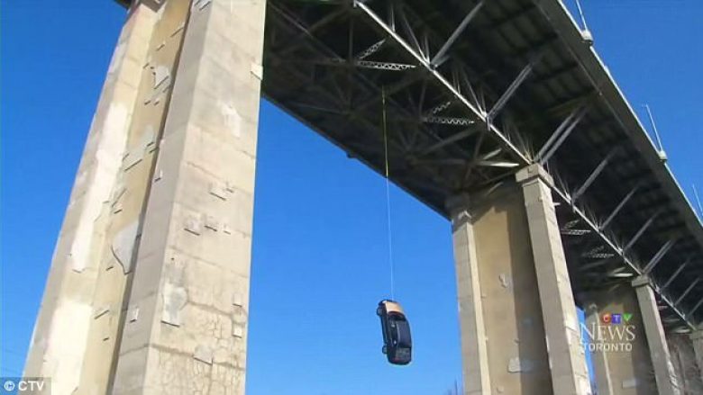 Zbritet në mënyrë të kontrolluar, vetura misterioze që u gjet e varur poshtë urës (Video)
