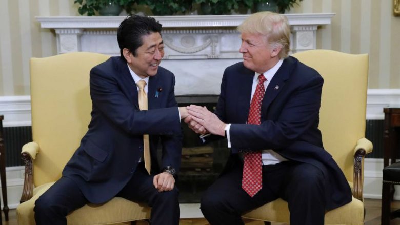 Kryeministri japonez mbron prodhuesit e automjeteve kundër kontrollit të importit të SHBA-së