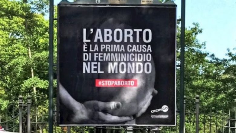 Posterët kundër abortit ngjallin reagime në Itali