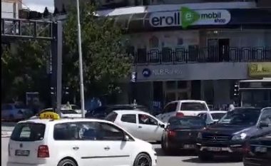 Aksident trafiku në afërsi të Katedrales në Prishtinë (Video)