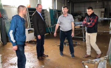 Kryetari i Ferizajt vizitoi objektet që u dëmtuan nga vërshimet