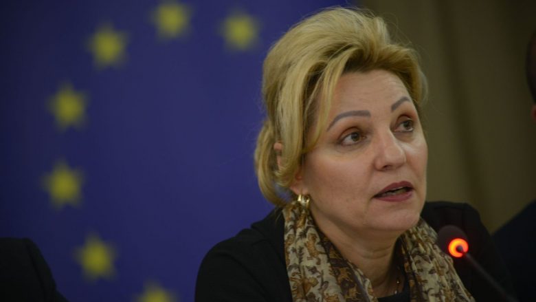 BE kërkon pezullimin e zyrtarëve kosovarë të akuzuar për korrupsion