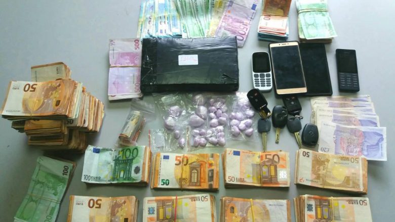 Kapen me 1.1 kilogramë kokainë dhe 110 mijë euro, prangosen shqiptari dhe grekja