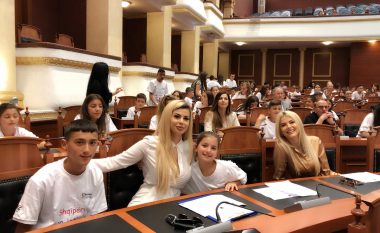 Luana dhe Marina Vjollca vizitojnë Parlamentin e Shqipërisë së bashku me fëmijët jetimë
