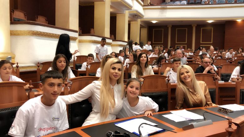 Luana dhe Marina Vjollca vizitojnë Parlamentin e Shqipërisë së bashku me fëmijët jetimë