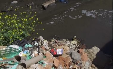 Kundërmimi nga ujërat e zeza po i brengos banorët e lagjes “Rexhep Krasniqi” në Prishtinë (Video)