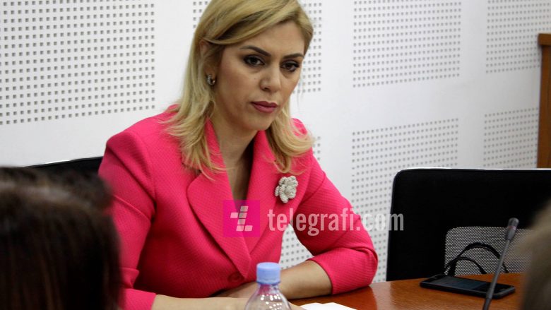 Deputetja Blerta Deliu reagon pas largimit të fotografisë së presidentit Hashim Thaçi
