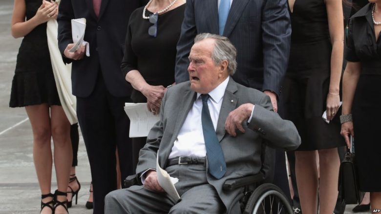 Ish-presidenti Bush lirohet nga spitali