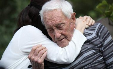 Ai i jep fund jetës së tij, në një klinikë vetëvrasëse në Zvicër – si e kaloi ditën e fundit dhe çfarë tha shkencëtari 104 vjeçar (Foto/Video)