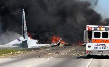 Përplaset aeroplani në një autostradë në SHBA, gjejnë vdekjen të nëntë personat e gjendur në bord (Video)