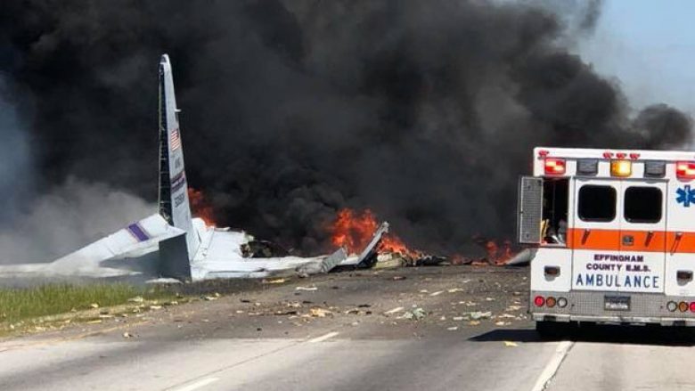 Përplaset aeroplani në një autostradë në SHBA, gjejnë vdekjen të nëntë personat e gjendur në bord (Video)