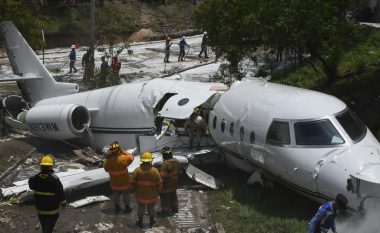 Aeroplani privat ndahet në dy pjesë, pak pasi u largua nga pista – e pabesueshme se si shpëtuan pasagjerët (Video)