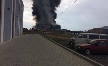 Zjarr në një fabrikë në Prizren, dy të lënduar