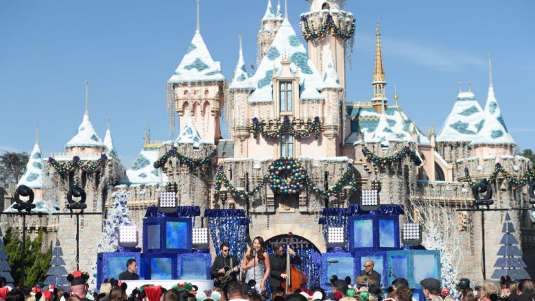 Duket magjike për vizitorët, por “Disneyland” ka edhe anë të errëta
