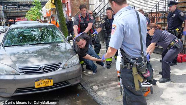 Shkak “droga e keqe”, 25 persona “përplaseshin” për mure dhe trotuare – në një rrugë në New York (Foto/Video,+16)