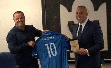 Haradinaj pret kampionët e Kosovës, Drita i dhuron fanellën me numrin 10