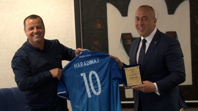 Haradinaj pret kampionët e Kosovës, Drita i dhuron fanellën me numrin 10