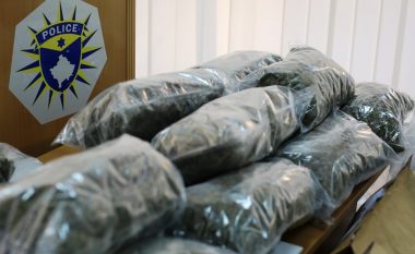 Në pikën kufitare në Vërmicë, konfiskohen 5.3 kilogramë substanca narkotike