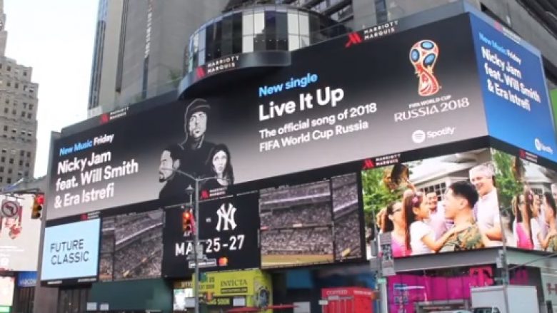 Era Istrefi shfaqet në Times Square të New Yorkut pas publikimit të himnit të Botërorit