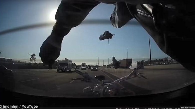 Motoçiklisti shpëton pa asnjë lëndim, edhe pse fluturon mbi veturë derisa ishte duke lëvizur me shpejtësi prej 100 km/h (Video)