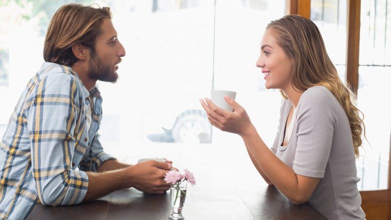 Përse është vështirë ta mbani kontaktin me sy gjatë një bisede?