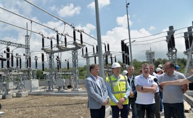 Ministri Gjiknuri inspekton investimet në energji në Vlorë