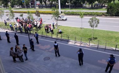 Mbështetje për Gruevskin jashtë gjykatës (Foto)